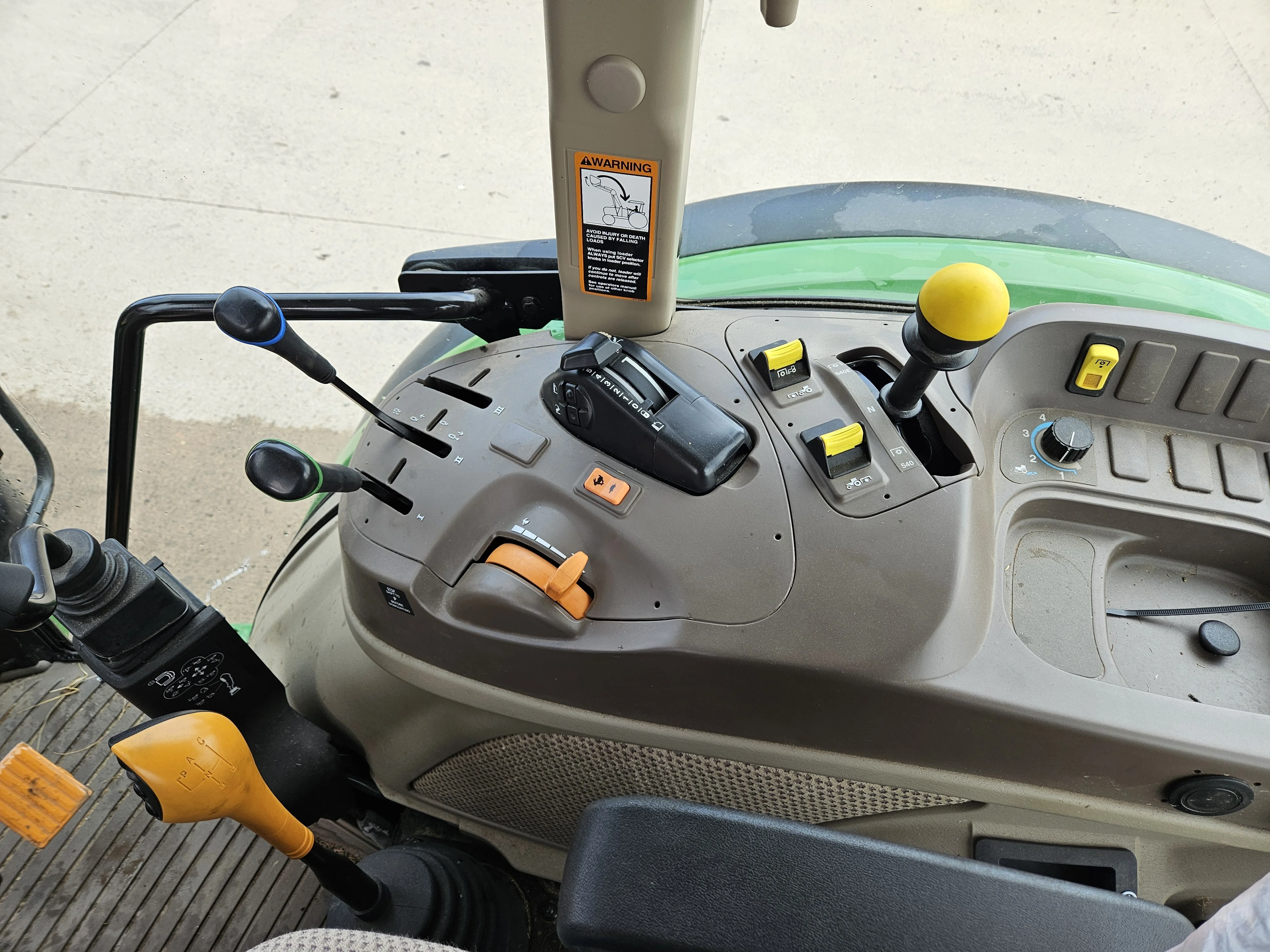 2022 JOHN DEERE 5115M Tractor